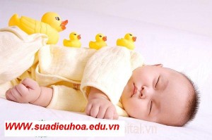 troi-lanh-tre-so-sinh-dung-dieu-hoa-can-chu-y