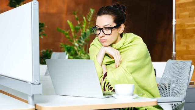 Điều hòa văn phòng quá lạnh với chị em