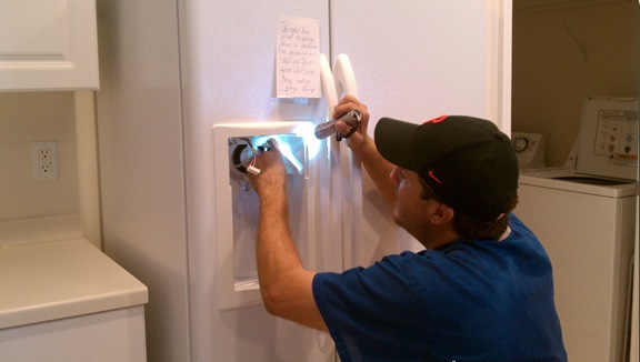 Hướng dẫn tự thay bóng đèn tủ lạnh tại nhà đơn giản