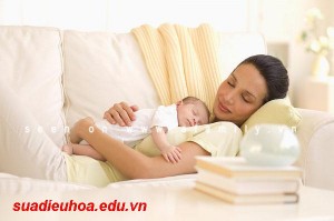 khong-nen-bat-dieu-hoa-voi-tre-bi-om-sot